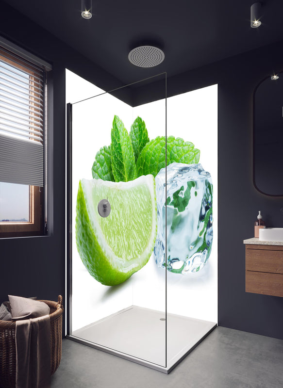 Duschrückwand - Limettenscheibe mit Eis und Minze in dunklem Badezimmer mit Regenduschkopf