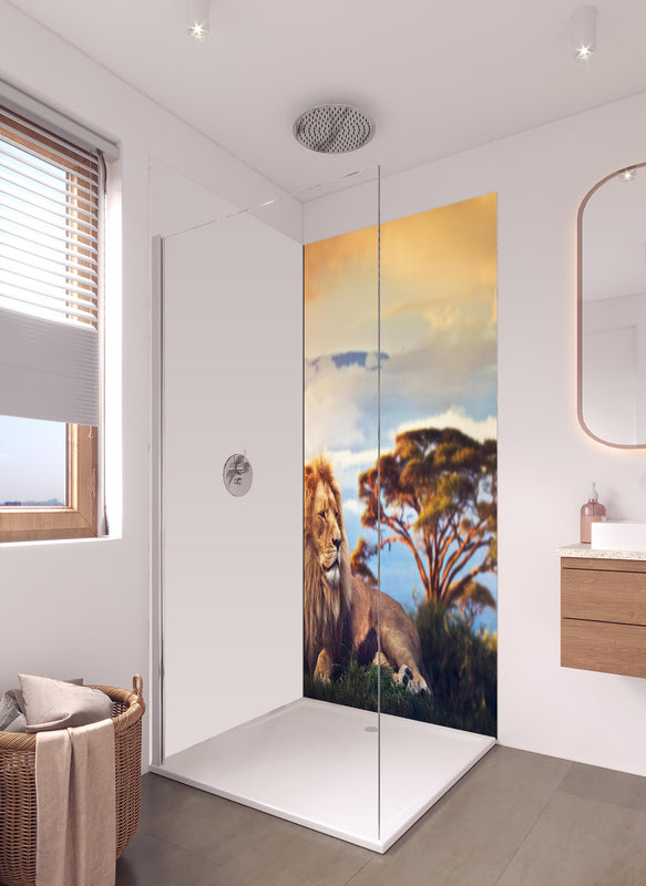 Duschrückwand - Löwe bei Sonnenuntergang in hellem Badezimmer mit Regenduschkopf - einteilige Duschrückwand