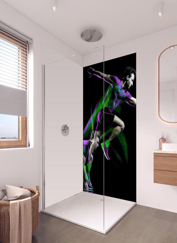 Duschrückwand - Männlicher Jogger auf schwarzem Hintergrund in hellem Badezimmer mit Regenduschkopf - einteilige Duschrückwand