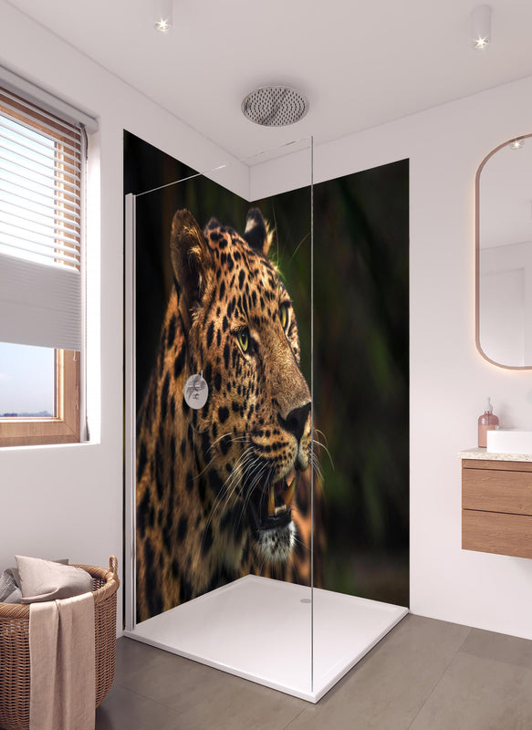 Duschrückwand - Majestätischer Amur-Leopard in hellem Badezimmer mit Regenduschkopf  - zweiteilige Eck-Duschrückwand