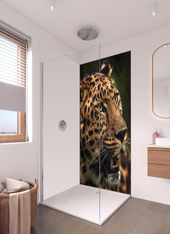 Duschrückwand - Majestätischer Amur-Leopard in hellem Badezimmer mit Regenduschkopf - einteilige Duschrückwand
