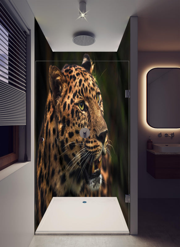 Duschrückwand - Majestätischer Amur-Leopard in luxuriöser Dusche mit Regenduschkopf