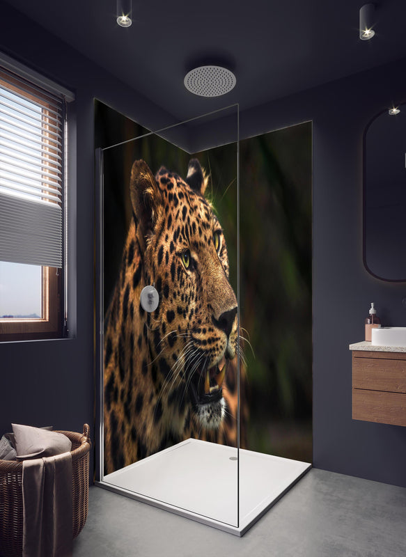Duschrückwand - Majestätischer Amur-Leopard in dunklem Badezimmer mit Regenduschkopf