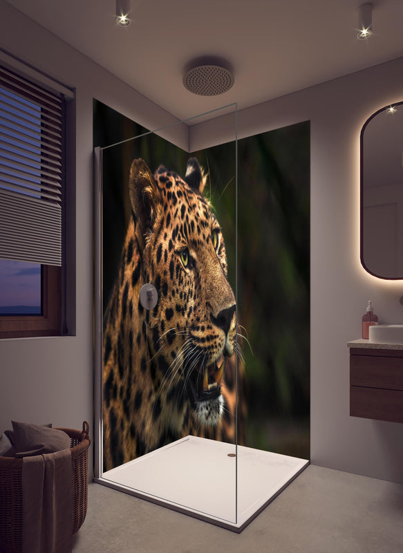 Duschrückwand - Majestätischer Amur-Leopard in cremefarbenem Badezimmer mit Regenduschkopf