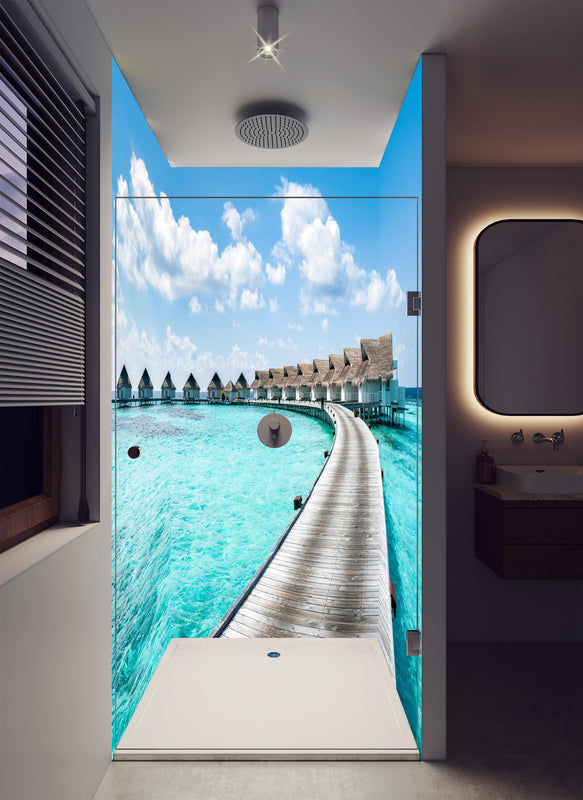Duschrückwand - Malediven Wasser-Hotel in luxuriöser Dusche mit Regenduschkopf