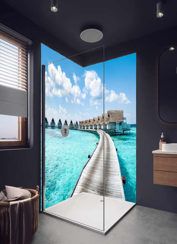 Duschrückwand - Malediven Wasser-Hotel in dunklem Badezimmer mit Regenduschkopf