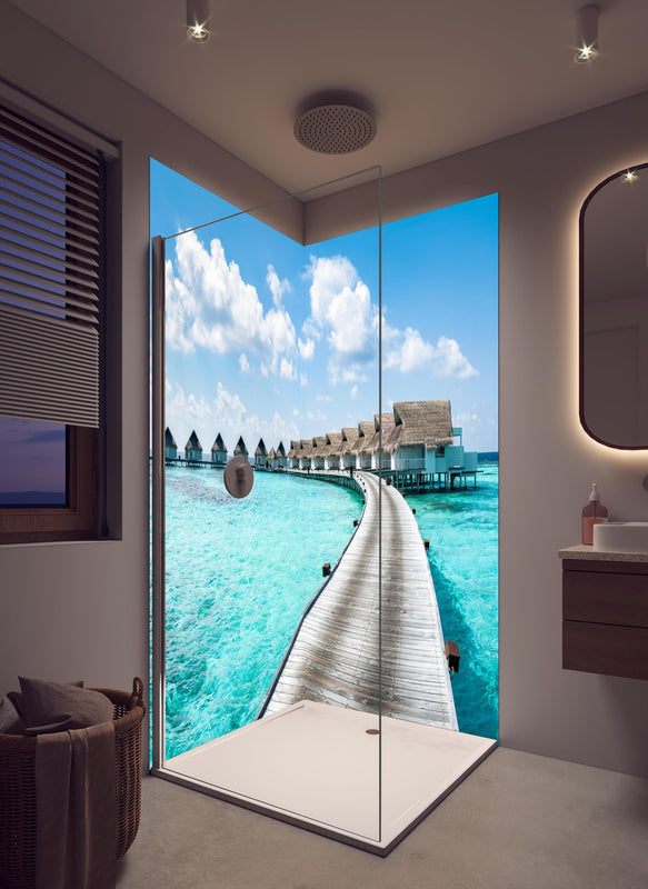 Duschrückwand - Malediven Wasser-Hotel in cremefarbenem Badezimmer mit Regenduschkopf