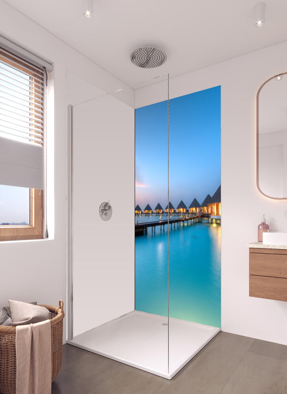 Duschrückwand - Malediven Wasservillen in hellem Badezimmer mit Regenduschkopf - einteilige Duschrückwand