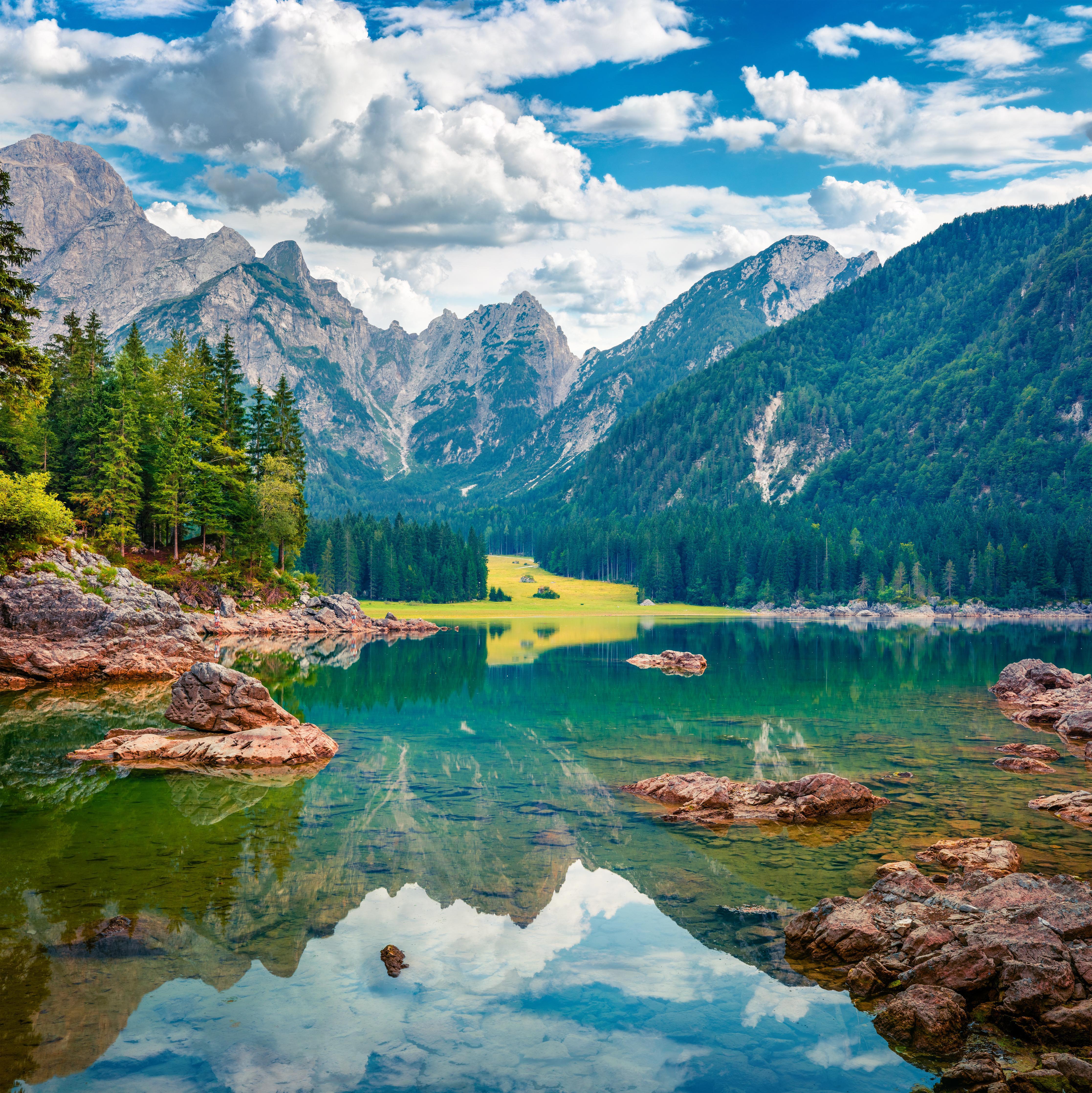 Duschrückwand-Malerische Sommeransicht des Fusine Sees