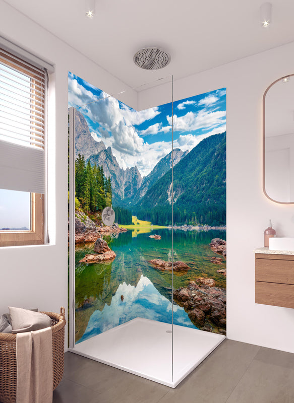 Duschrückwand - Malerische Sommeransicht des Fusine Sees in hellem Badezimmer mit Regenduschkopf  - zweiteilige Eck-Duschrückwand