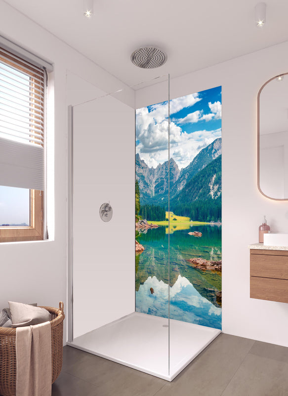 Duschrückwand - Malerische Sommeransicht des Fusine Sees in hellem Badezimmer mit Regenduschkopf - einteilige Duschrückwand