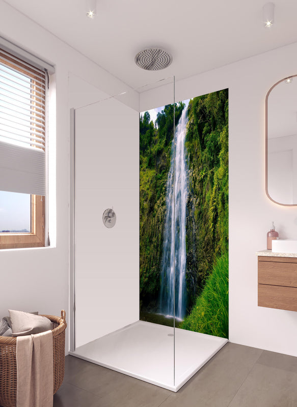 Duschrückwand - Materuni Waterfall in hellem Badezimmer mit Regenduschkopf - einteilige Duschrückwand