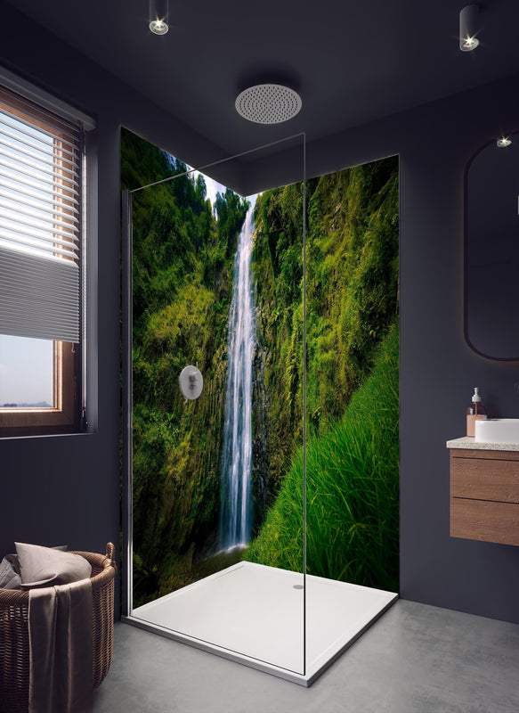 Duschrückwand - Materuni Waterfall in dunklem Badezimmer mit Regenduschkopf