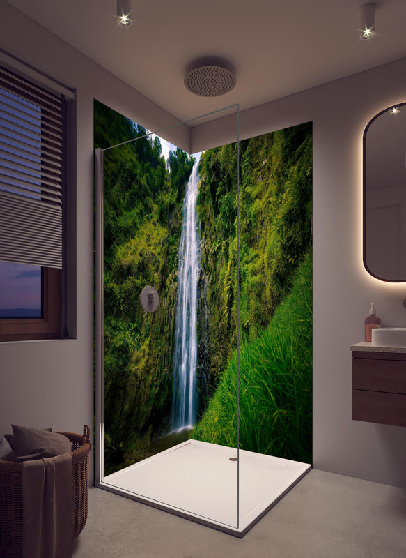 Duschrückwand - Materuni Waterfall in cremefarbenem Badezimmer mit Regenduschkopf