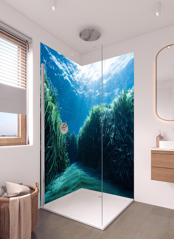 Duschrückwand - Mesmerizing Unterwasser in hellem Badezimmer mit Regenduschkopf  - zweiteilige Eck-Duschrückwand
