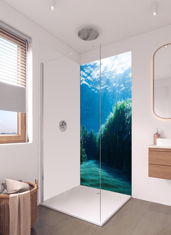 Duschrückwand - Mesmerizing Unterwasser in hellem Badezimmer mit Regenduschkopf - einteilige Duschrückwand
