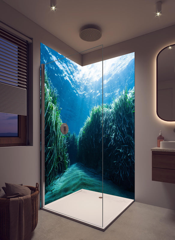 Duschrückwand - Mesmerizing Unterwasser in cremefarbenem Badezimmer mit Regenduschkopf