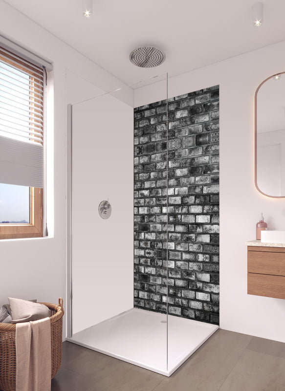 Duschrückwand - Metallische Steinstruktur in hellem Badezimmer mit Regenduschkopf - einteilige Duschrückwand