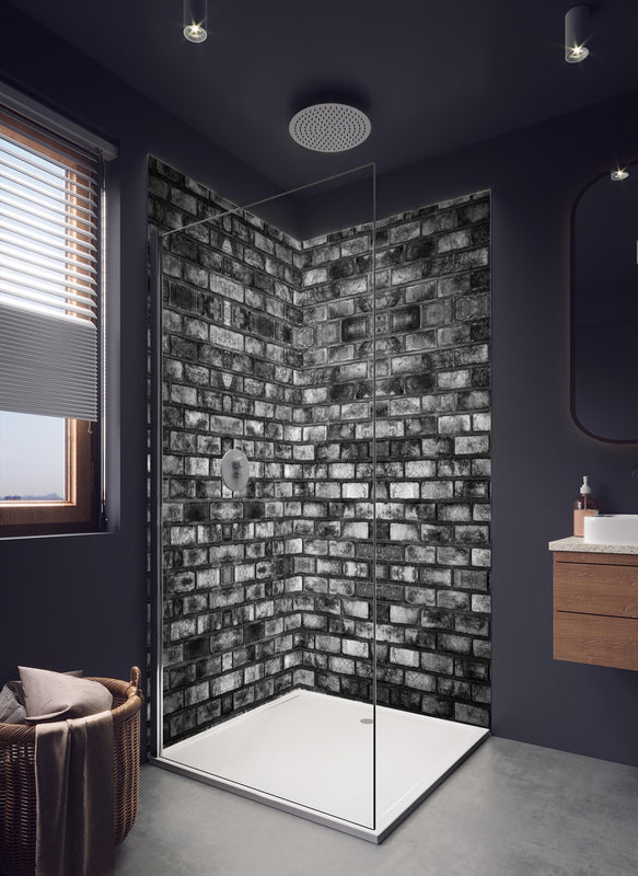 Duschrückwand - Metallische Steinstruktur in dunklem Badezimmer mit Regenduschkopf