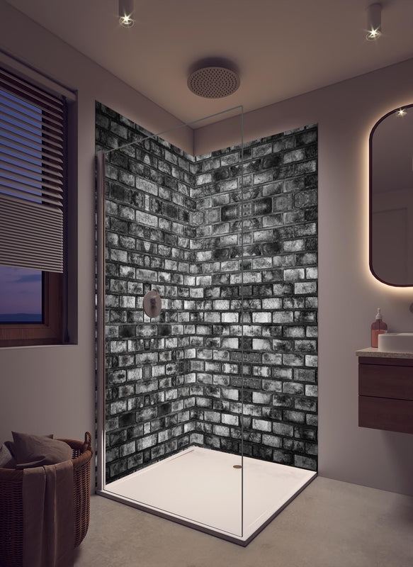 Duschrückwand - Metallische Steinstruktur in cremefarbenem Badezimmer mit Regenduschkopf
