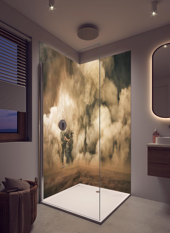 Duschrückwand - Militärsoldat in cremefarbenem Badezimmer mit Regenduschkopf