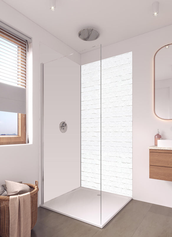 Duschrückwand - Moderne weiße Backsteinmauer 1 in hellem Badezimmer mit Regenduschkopf - einteilige Duschrückwand