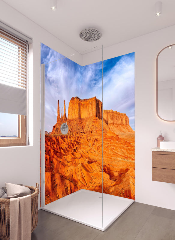 Duschrückwand - Monumentale Tallandschaft in hellem Badezimmer mit Regenduschkopf  - zweiteilige Eck-Duschrückwand