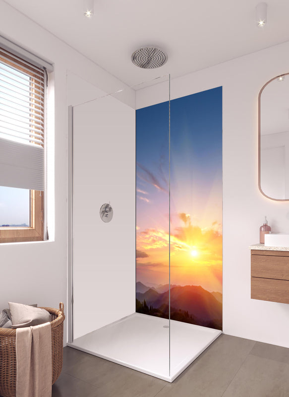 Duschrückwand - Morgendämmerung über Berglandschaft in hellem Badezimmer mit Regenduschkopf - einteilige Duschrückwand