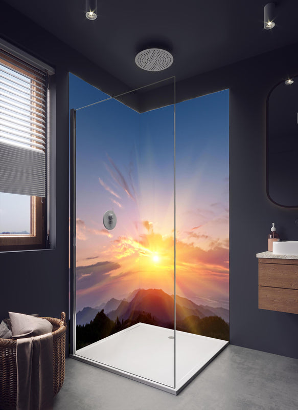 Duschrückwand - Morgendämmerung über Berglandschaft in dunklem Badezimmer mit Regenduschkopf