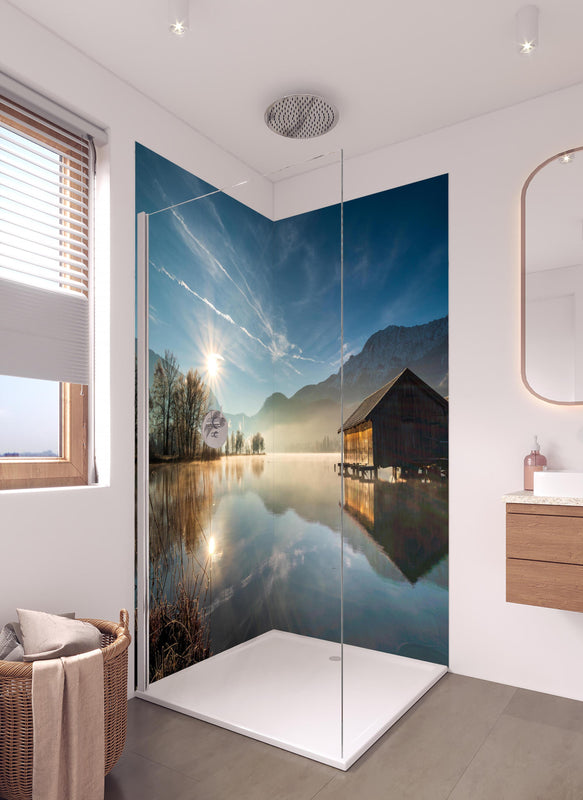 Duschrückwand - Morgensonnenblick über Bayerischen Kochelsee in hellem Badezimmer mit Regenduschkopf  - zweiteilige Eck-Duschrückwand