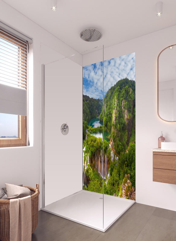 Duschrückwand - Multi-Wasserfall - Landschaft in hellem Badezimmer mit Regenduschkopf - einteilige Duschrückwand