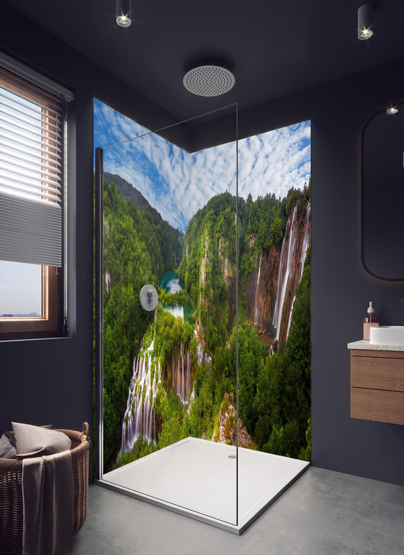 Duschrückwand - Multi-Wasserfall - Landschaft in dunklem Badezimmer mit Regenduschkopf