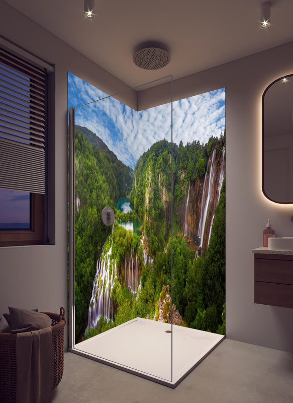 Duschrückwand - Multi-Wasserfall - Landschaft in cremefarbenem Badezimmer mit Regenduschkopf