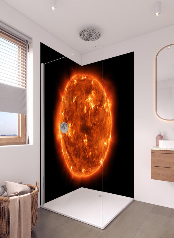 Duschrückwand - Nahaufnahme der Sonne in hellem Badezimmer mit Regenduschkopf  - zweiteilige Eck-Duschrückwand