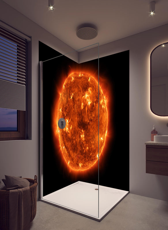 Duschrückwand - Nahaufnahme der Sonne in cremefarbenem Badezimmer mit Regenduschkopf