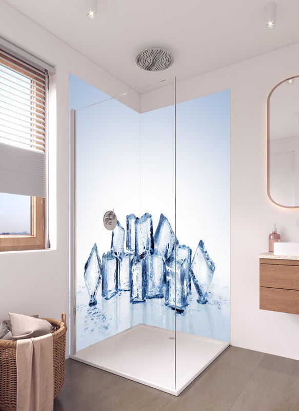 Duschrückwand - Nahaufnahme von quadratische Eiswürfel in hellem Badezimmer mit Regenduschkopf  - zweiteilige Eck-Duschrückwand