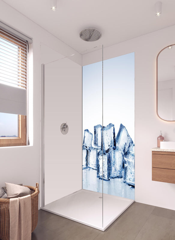Duschrückwand - Nahaufnahme von quadratische Eiswürfel in hellem Badezimmer mit Regenduschkopf - einteilige Duschrückwand