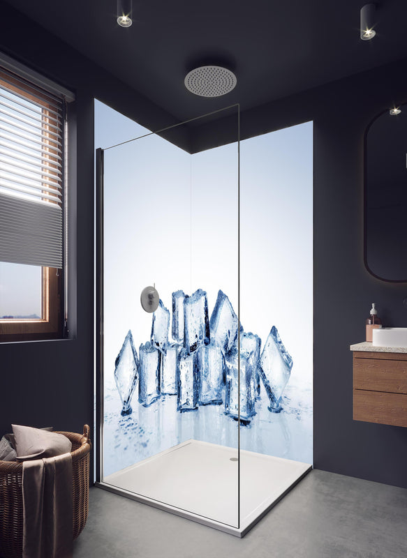 Duschrückwand - Nahaufnahme von quadratische Eiswürfel in dunklem Badezimmer mit Regenduschkopf