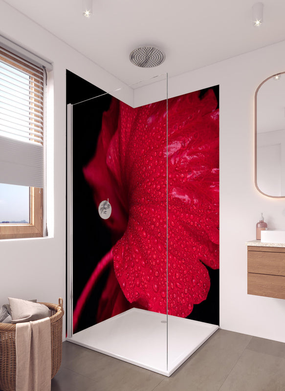 Duschrückwand - Nahaufnahme von rötlicher Frühlingsblume mit Regentropfen in hellem Badezimmer mit Regenduschkopf  - zweiteilige Eck-Duschrückwand