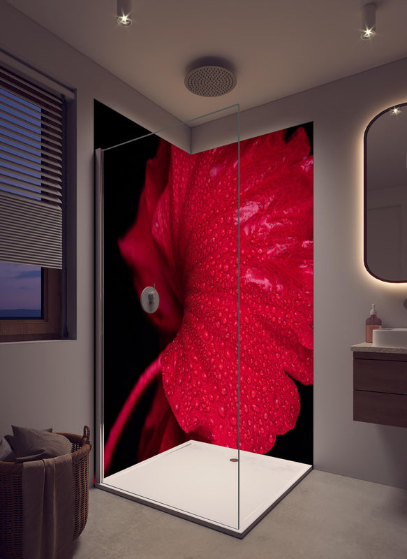 Duschrückwand - Nahaufnahme von rötlicher Frühlingsblume mit Regentropfen in cremefarbenem Badezimmer mit Regenduschkopf