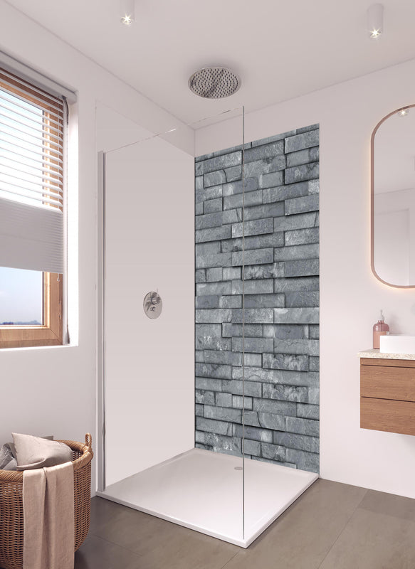 Duschrückwand - Nahtlose graue Schiefersteinwand Textur in hellem Badezimmer mit Regenduschkopf - einteilige Duschrückwand