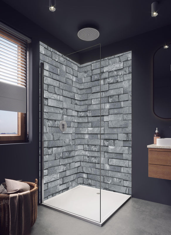 Duschrückwand - Nahtlose graue Schiefersteinwand Textur in dunklem Badezimmer mit Regenduschkopf