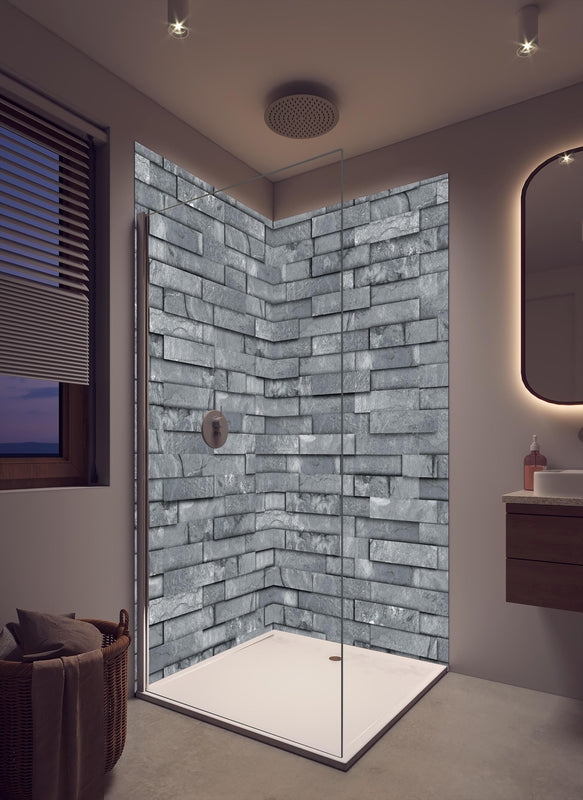 Duschrückwand - Nahtlose graue Schiefersteinwand Textur in cremefarbenem Badezimmer mit Regenduschkopf