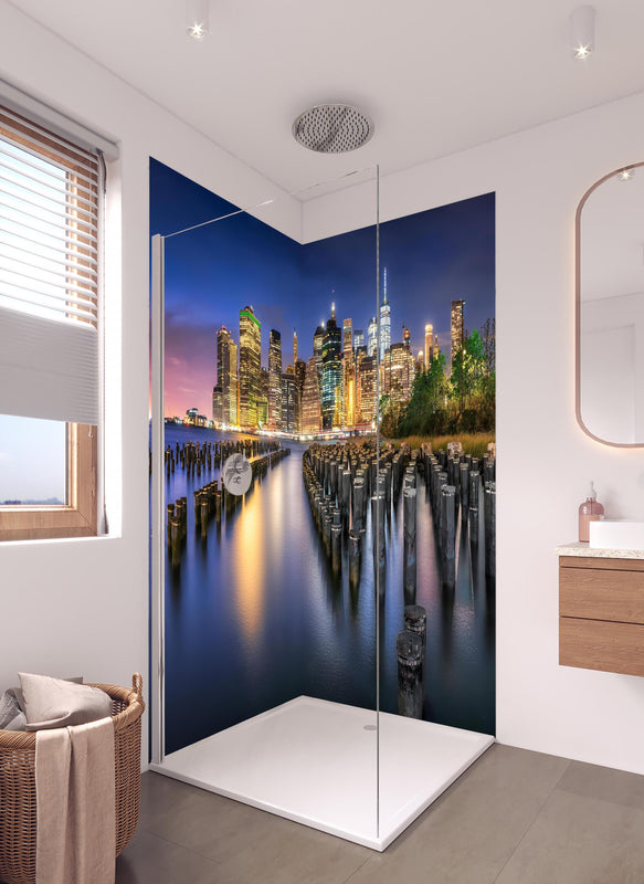 Duschrückwand - New York City Skyline in hellem Badezimmer mit Regenduschkopf  - zweiteilige Eck-Duschrückwand