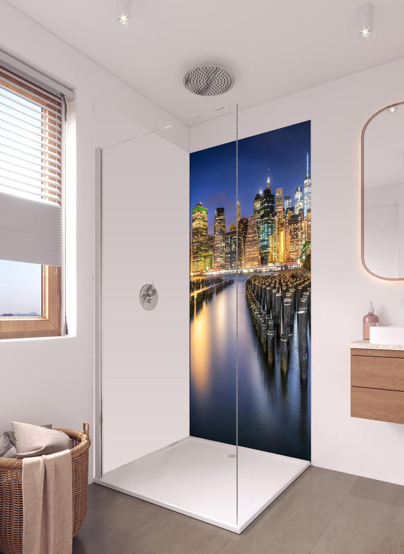 Duschrückwand - New York City Skyline in hellem Badezimmer mit Regenduschkopf - einteilige Duschrückwand