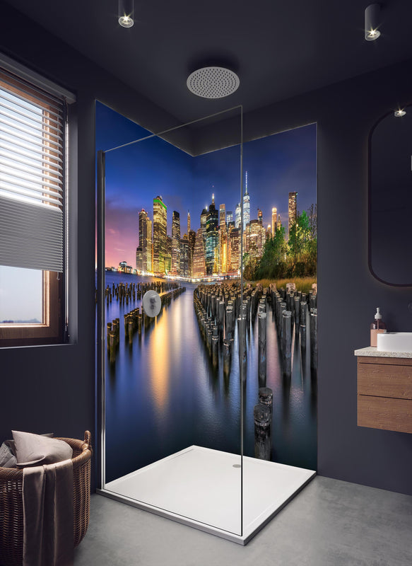 Duschrückwand - New York City Skyline in dunklem Badezimmer mit Regenduschkopf