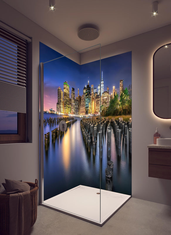 Duschrückwand - New York City Skyline in cremefarbenem Badezimmer mit Regenduschkopf