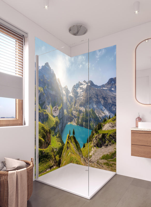 Duschrückwand - Oeschinensee in den Schweizer Alpen in hellem Badezimmer mit Regenduschkopf  - zweiteilige Eck-Duschrückwand