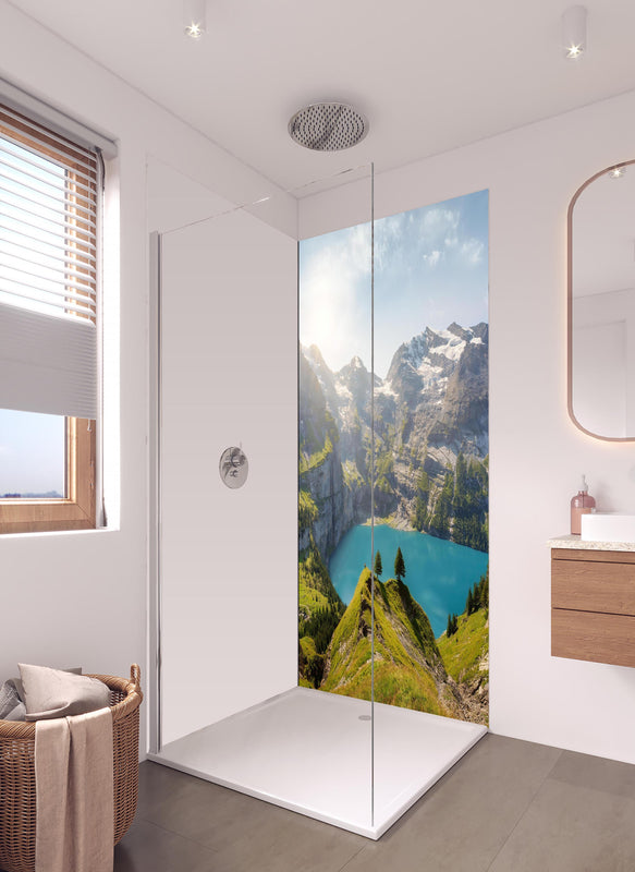 Duschrückwand - Oeschinensee in den Schweizer Alpen in hellem Badezimmer mit Regenduschkopf - einteilige Duschrückwand