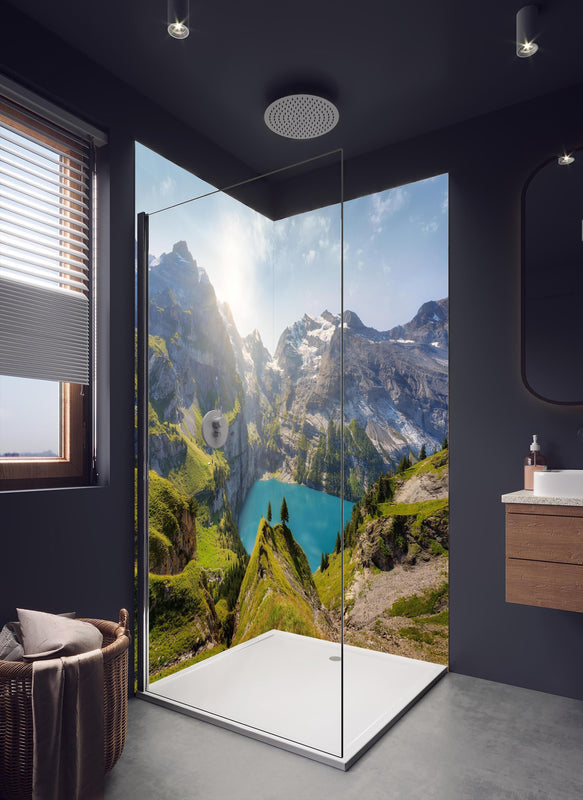 Duschrückwand - Oeschinensee in den Schweizer Alpen in dunklem Badezimmer mit Regenduschkopf